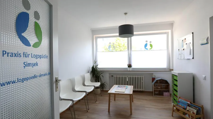 Wartebereich der Praxis für Logopädie Şimşek in Duisburg